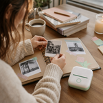 Chica pegando fotos impresas en su journal con POKKO al lado